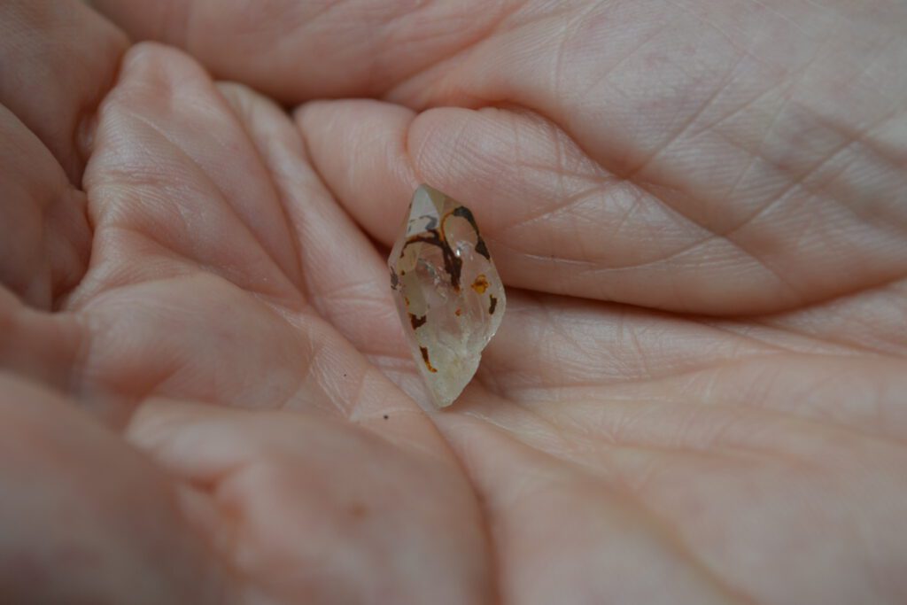 Cuarzo idiomórfico con inclusiones posiblemente de hematites. Subida al pico San Miguel (Moncayo). Foto José Ignacio Canudo